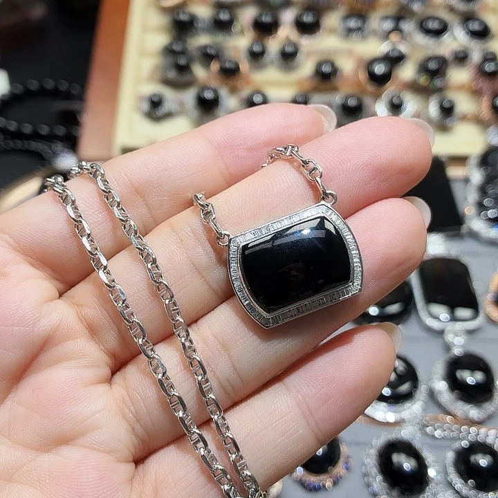 温***馨翡翠18K金镶嵌颈饰