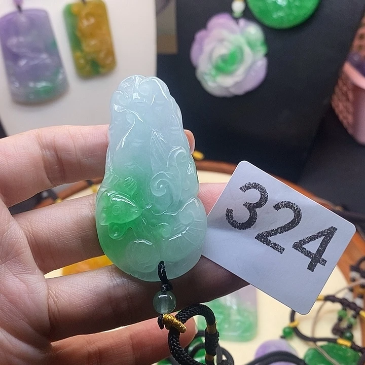 翡翠未镶嵌吊坠(赠链)