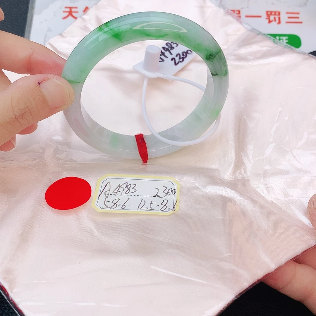 翡翠手镯未镶嵌翡翠