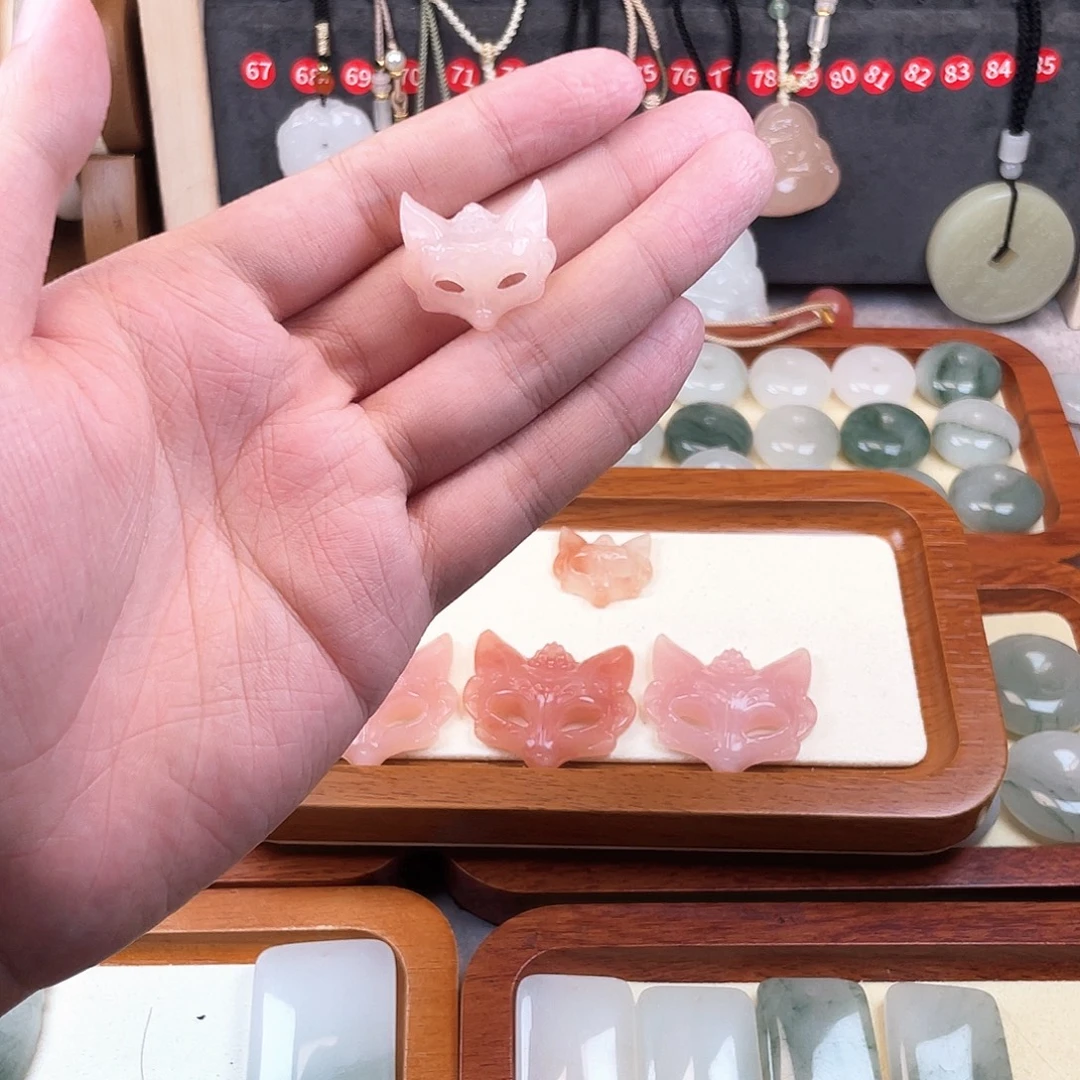 颈饰未镶嵌石英质玉