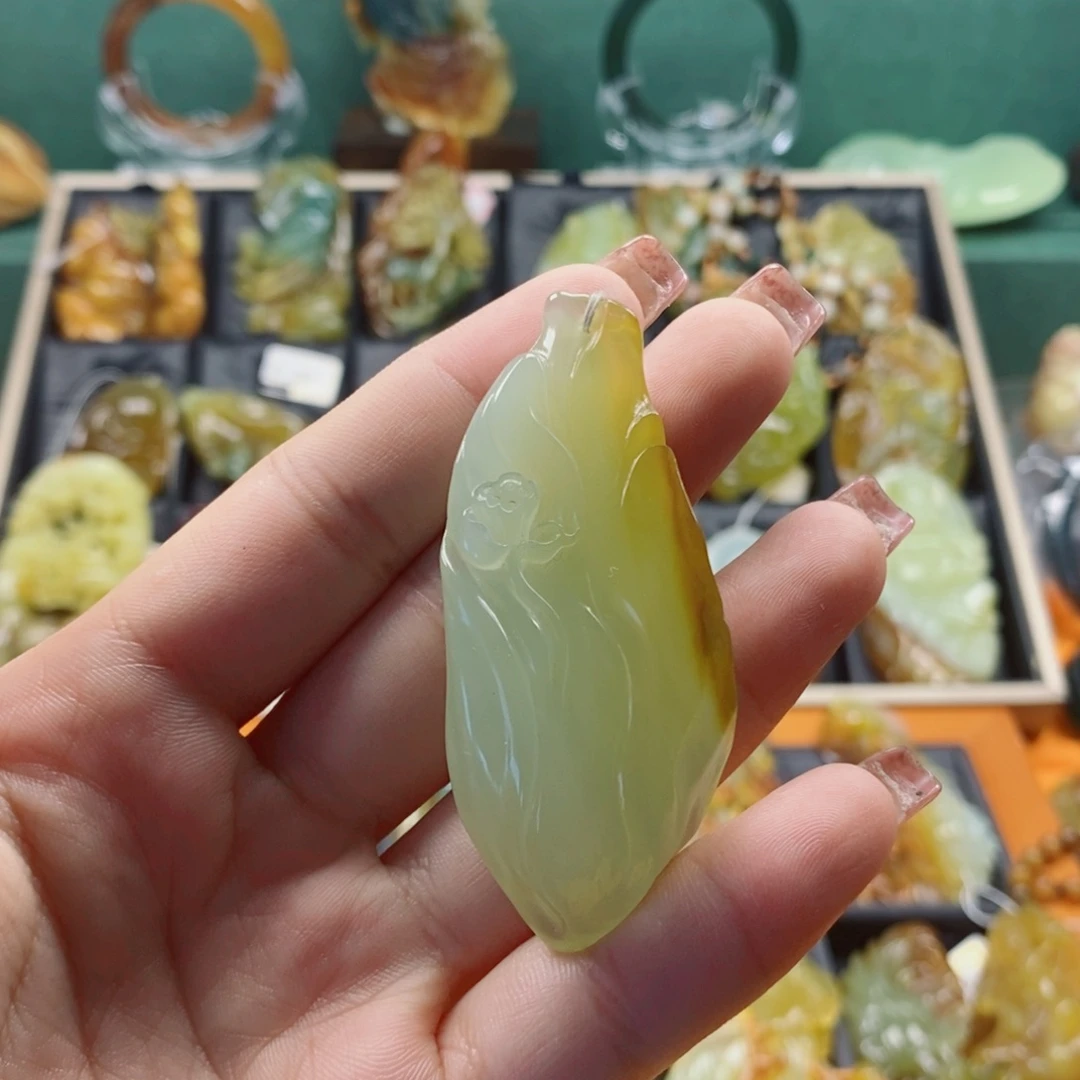 蛇纹石玉未镶嵌颈饰
