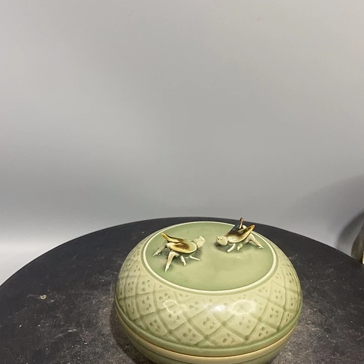 龙泉窑粉盒造型精美