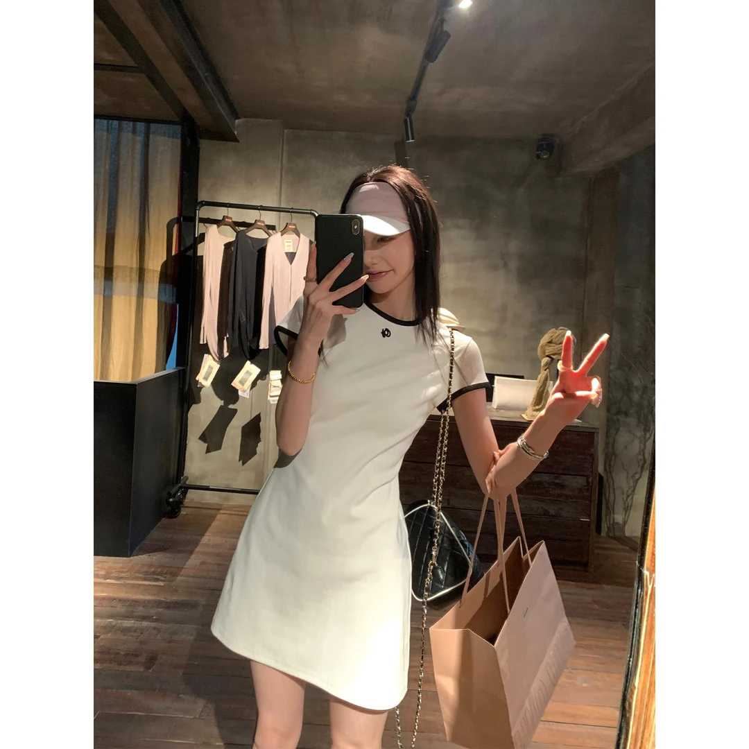 区区欧阳 短袖针织连衣裙女夏季收腰显瘦A字短裙撞色刺绣修身裙子