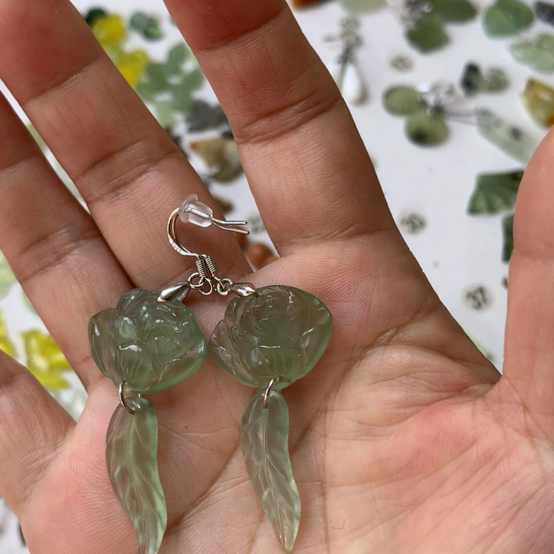 未镶嵌蛇纹石玉耳环