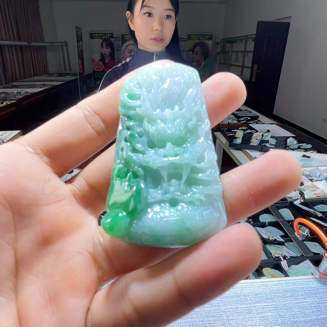 翡翠未镶嵌颈饰一