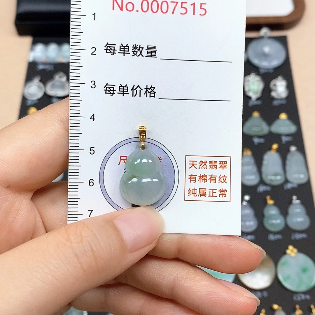 颈饰18K金镶嵌翡翠