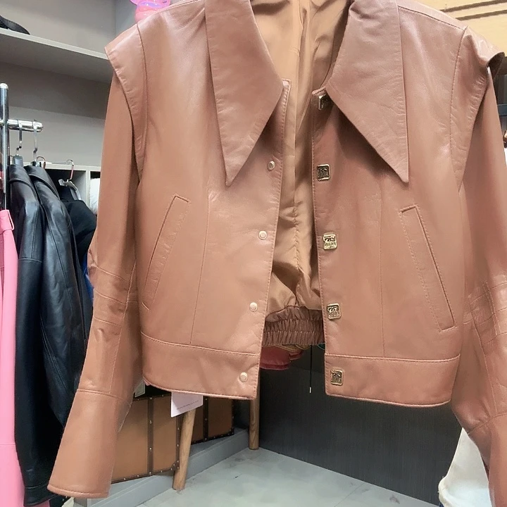 女装娃娃领棕色真皮皮衣