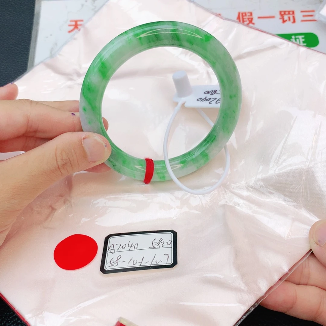 翡翠手镯未镶嵌翡翠