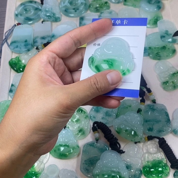 怦****翡翠未镶嵌颈饰佛