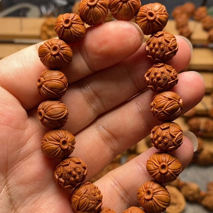 桃核雕刻莲花手串