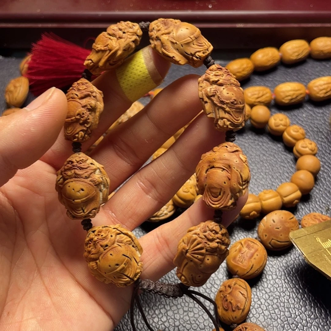 大桃核雕刻瑕疵钟馗