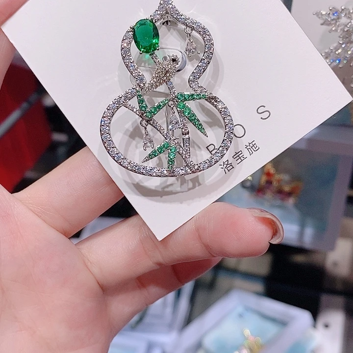 锆石铜合金葫芦胸针