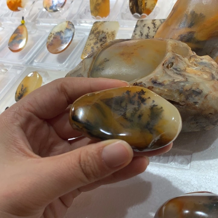 未镶嵌石英质玉（黄龙玉）颈饰