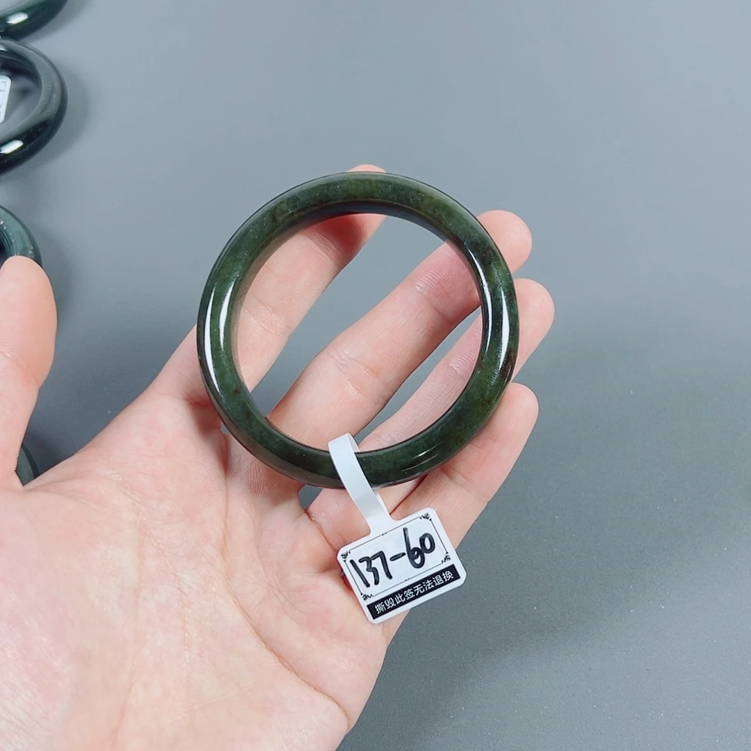 伍***月和田玉未镶嵌手镯