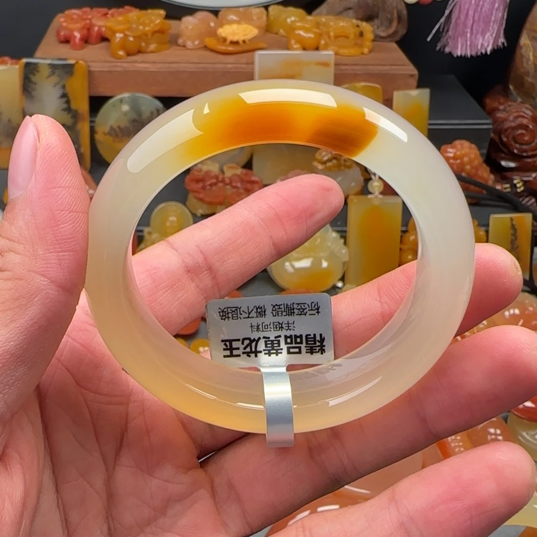 曹***店石英质玉（黄龙玉）未镶嵌手镯