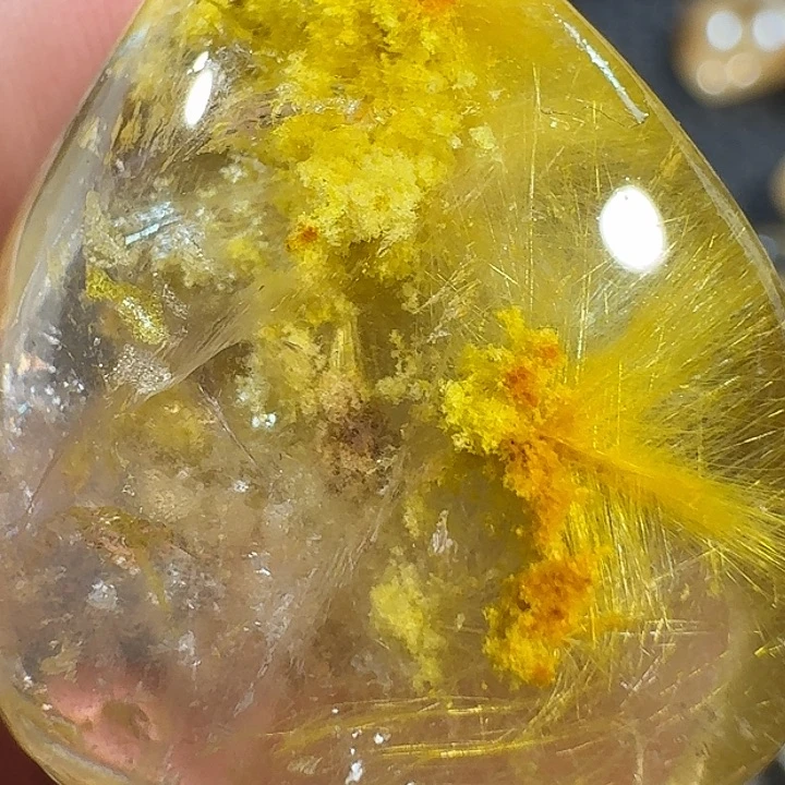 钱***君颈饰未镶嵌水晶你