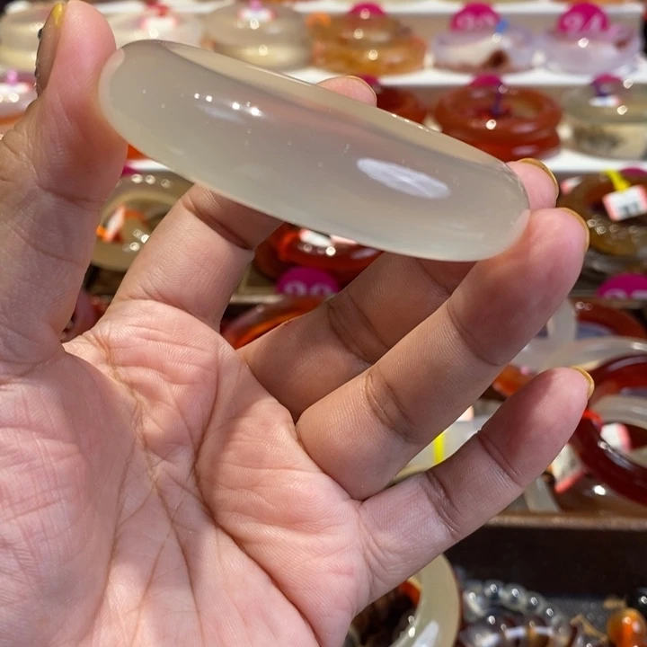 玛瑙/玉髓手镯未镶嵌辣***。