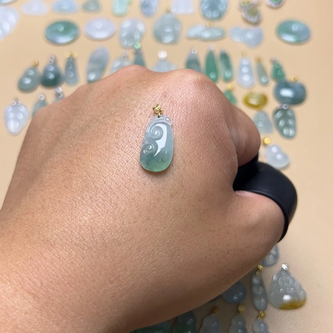 翡翠颈饰18K金镶嵌如意