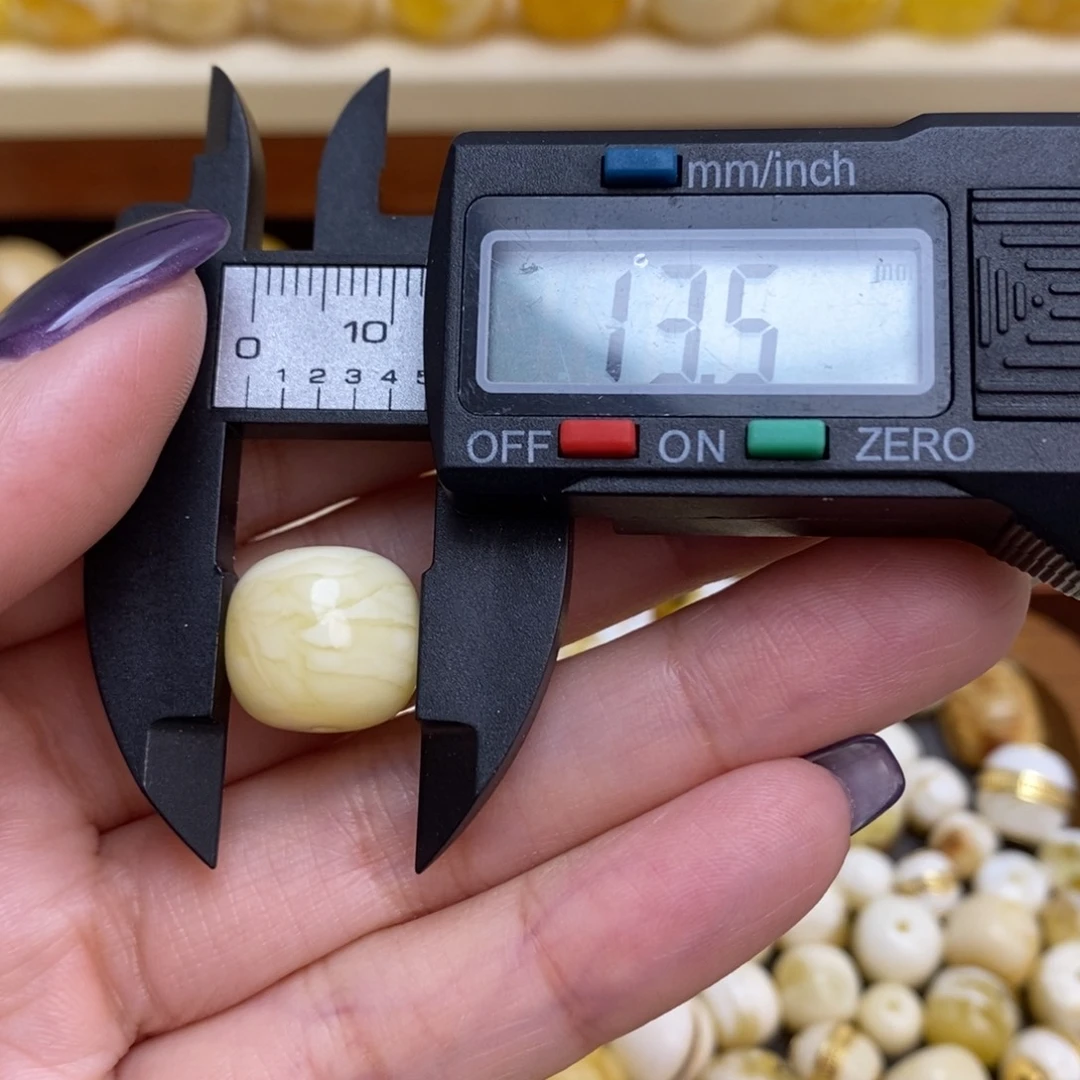 琥珀珠宝奇石未镶嵌触**及