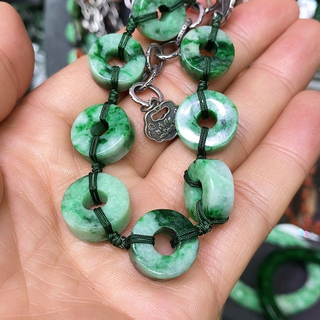 未镶嵌手链翡翠漂亮美眉是