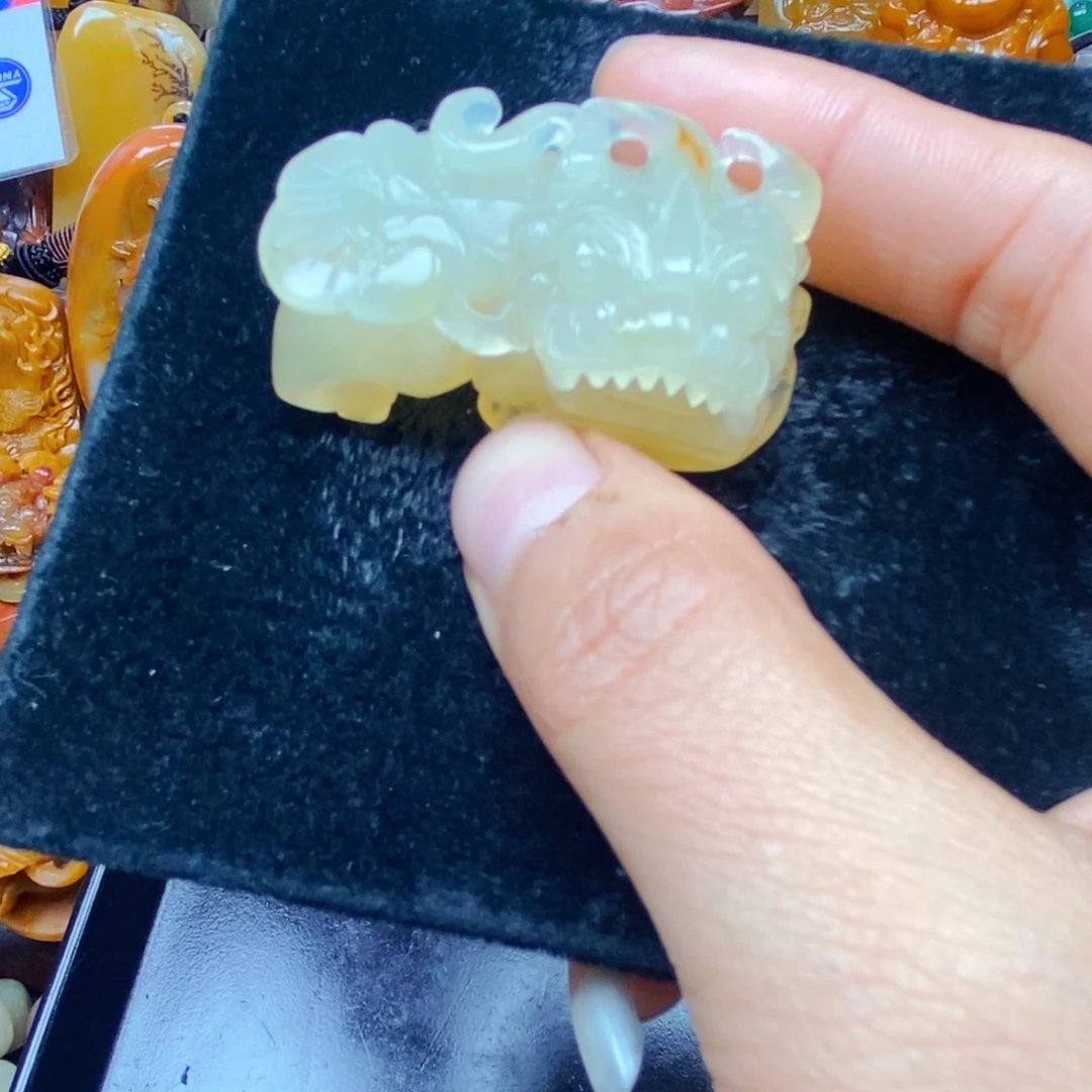 石英质玉（黄龙玉）未镶嵌颈饰