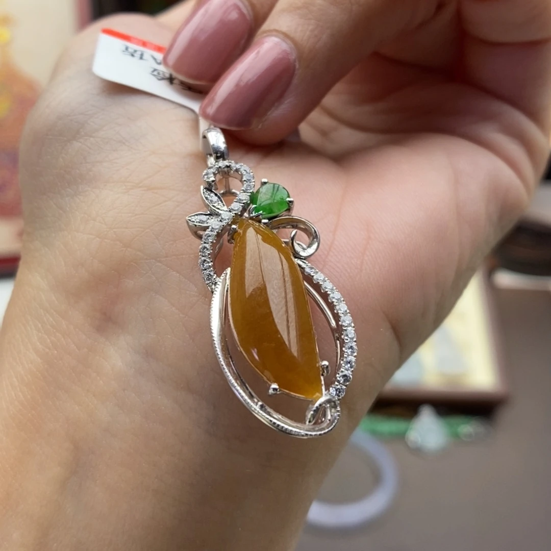 翡翠18K金镶嵌颈饰吊坠62