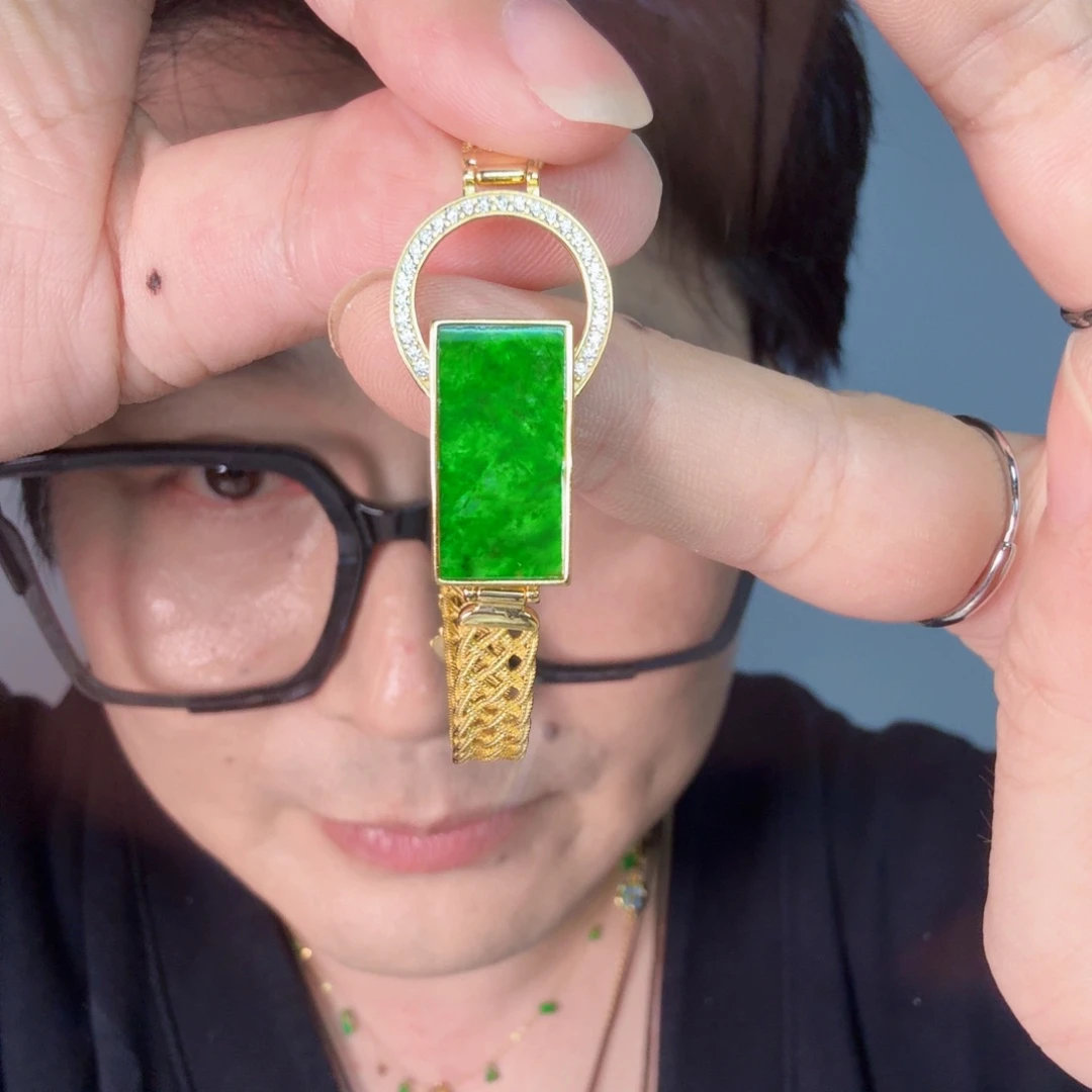翡翠未镶嵌颈饰一件