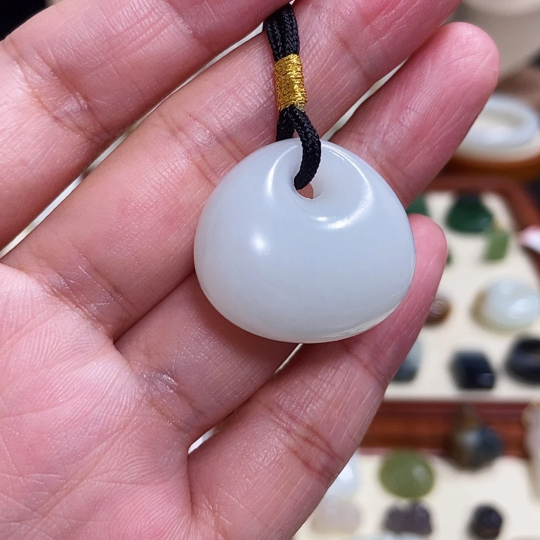和田玉未镶嵌颈饰月****的