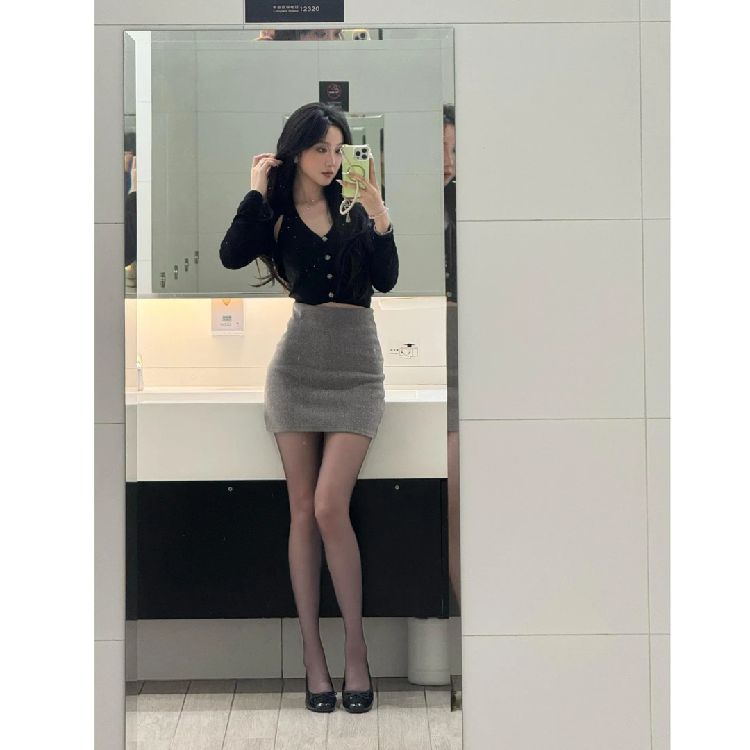 纯欲性感黑色V领纽扣设计感长袖上衣女高腰显瘦灰色包臀短裙套装