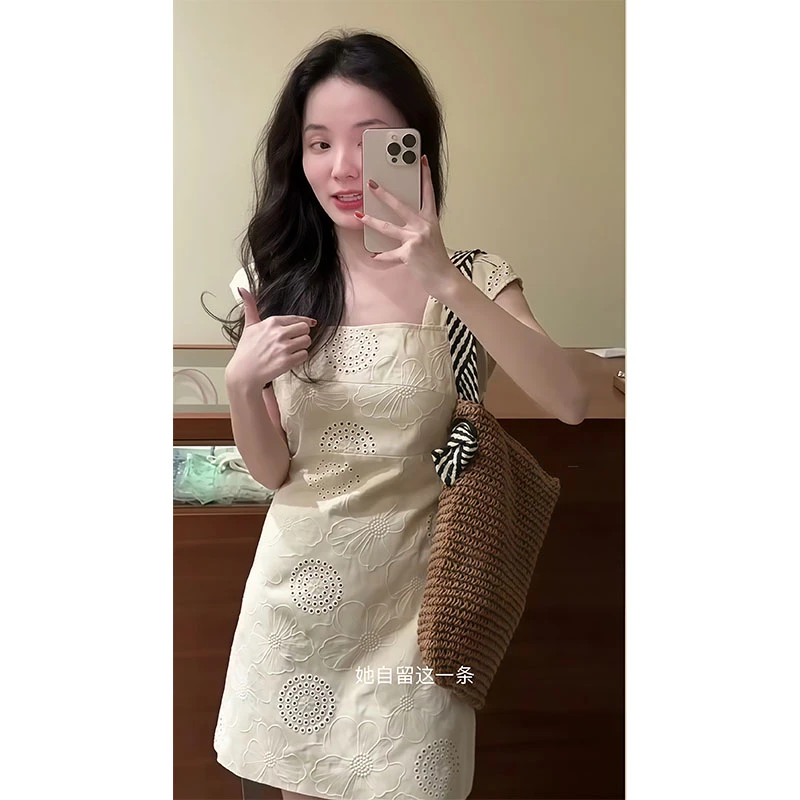 法式2025新款高级感方领镂空休闲百搭时髦洋气短袖连衣裙收腰短裙