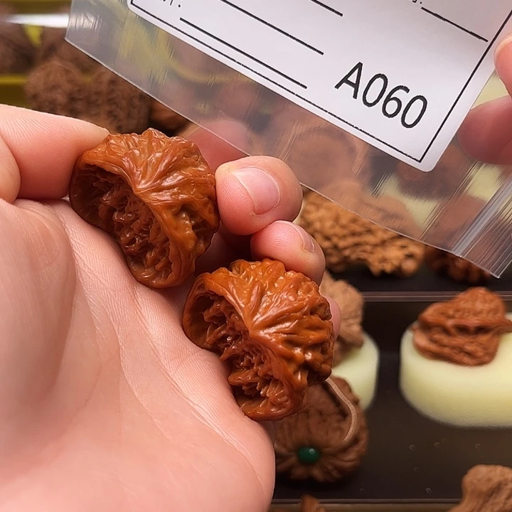 文玩核桃把件ton lo mo mo