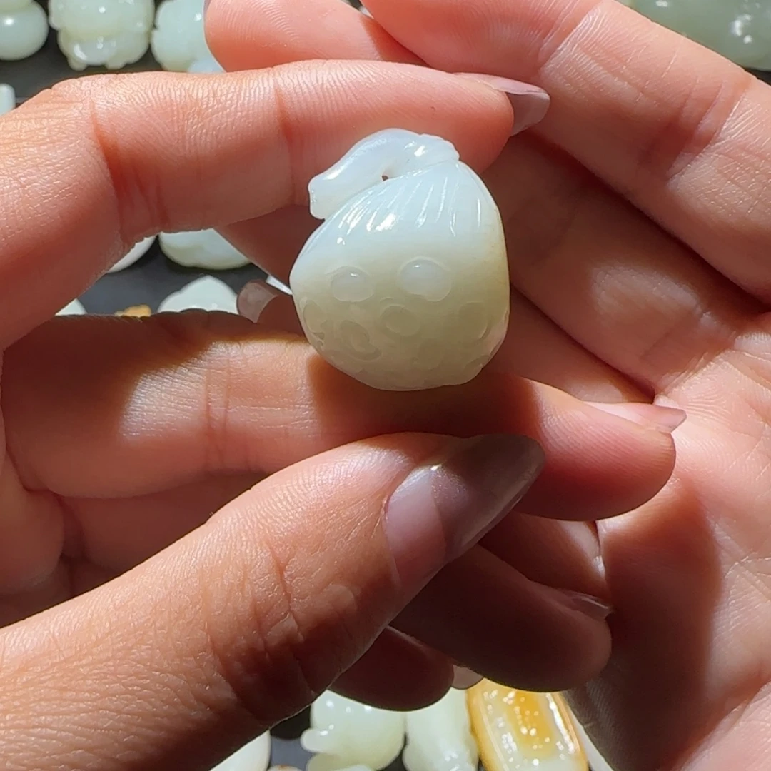 ****儿和田玉未镶嵌颈饰