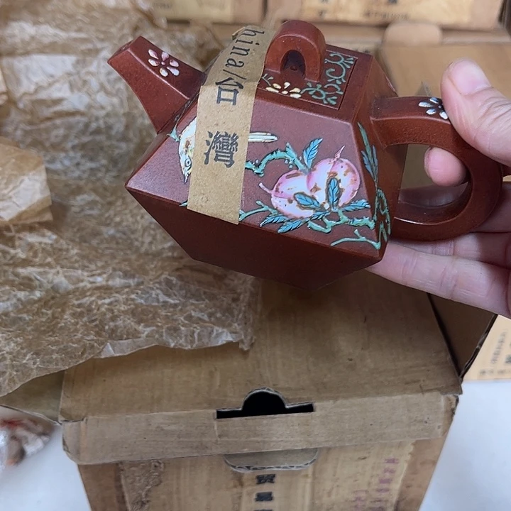 茶壶紫砂原矿泥料手工制作的一把紫砂壶。