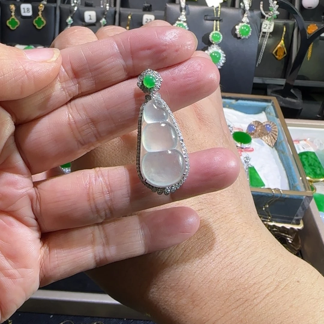 翡翠18K金镶嵌颈饰吊坠