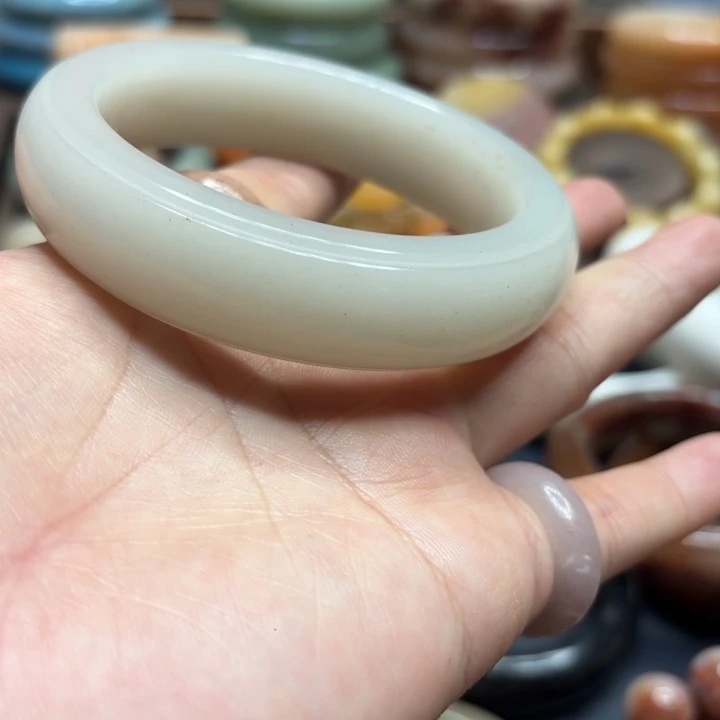 可***斯石英质玉未镶嵌手镯