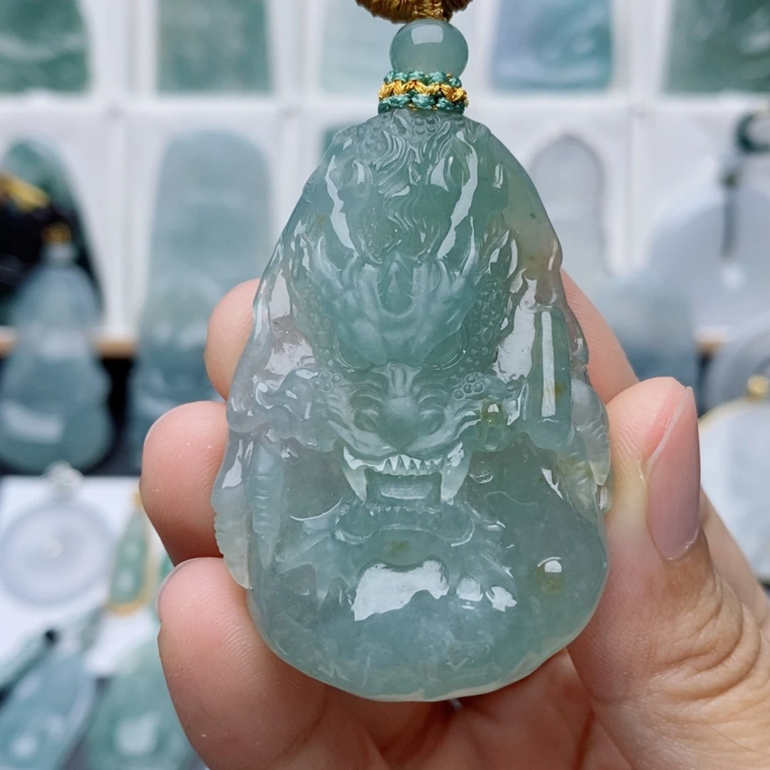 翡翠未镶嵌颈饰龙