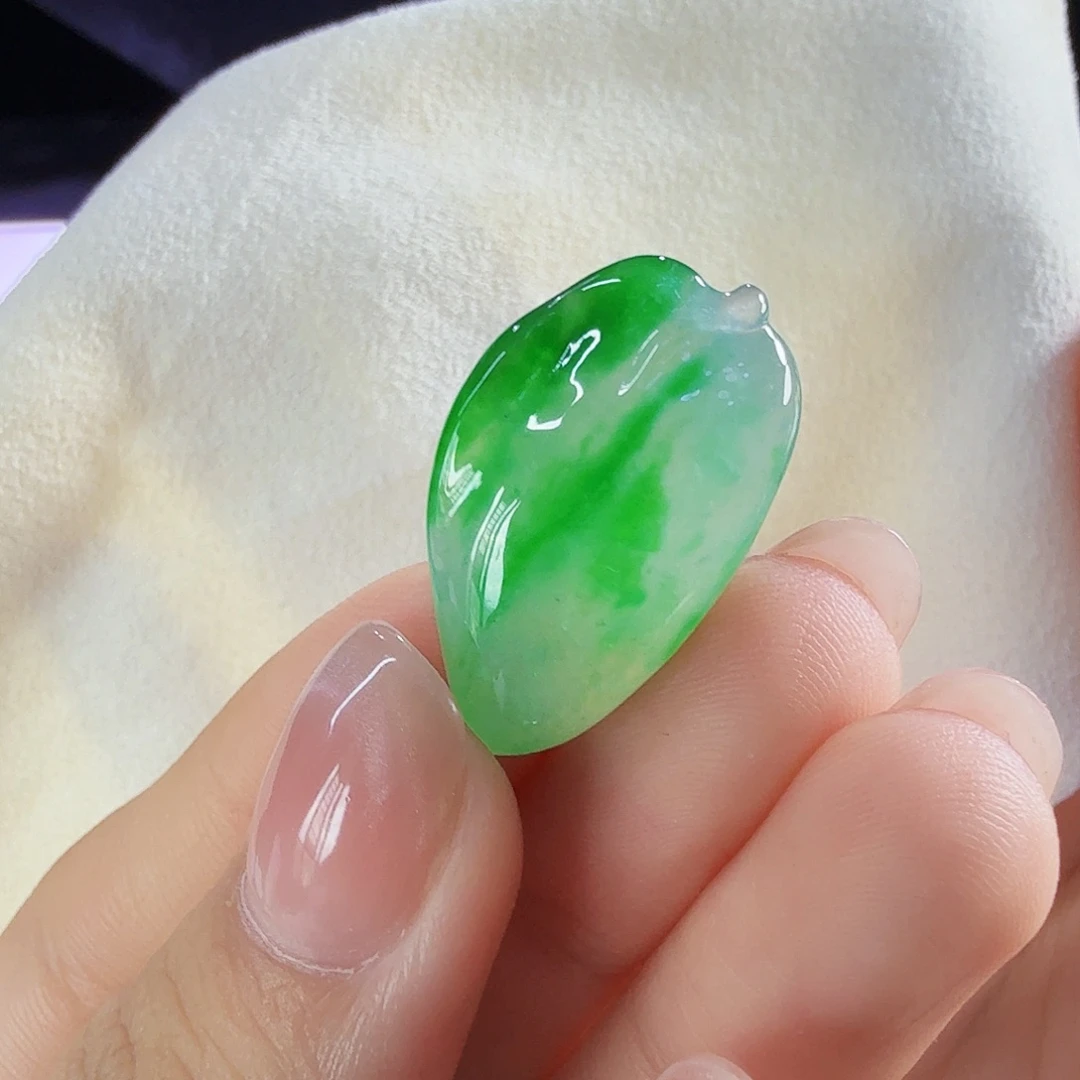 翡翠未镶嵌颈饰瓜瓜