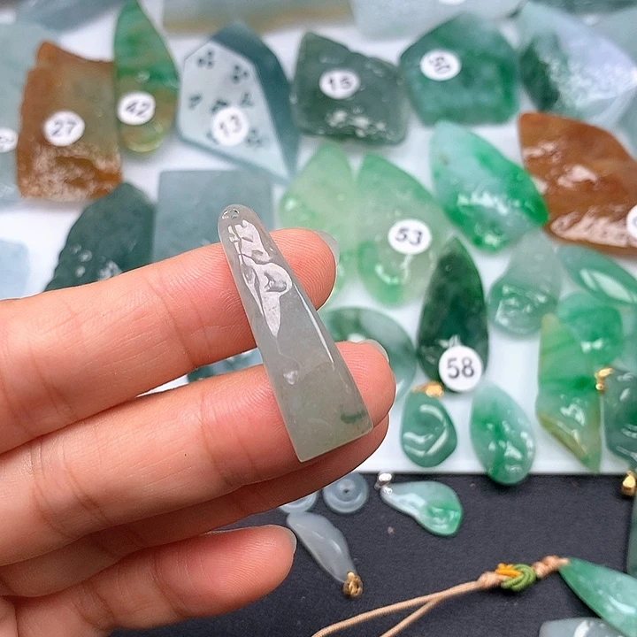 翡翠未镶嵌颈饰随型