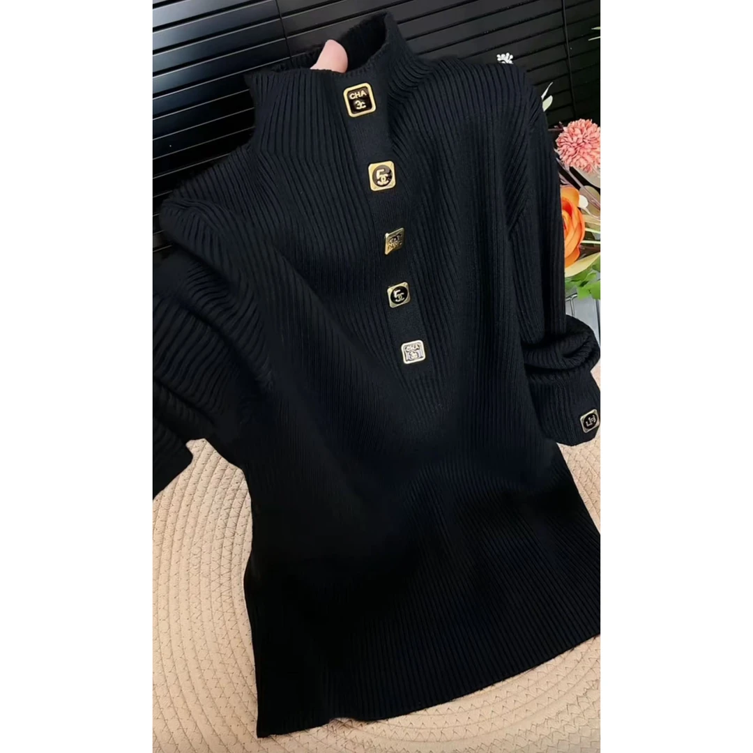 今年流行穿搭2025秋冬新款温柔风钉珠纽扣半高领修身针织长袖上衣