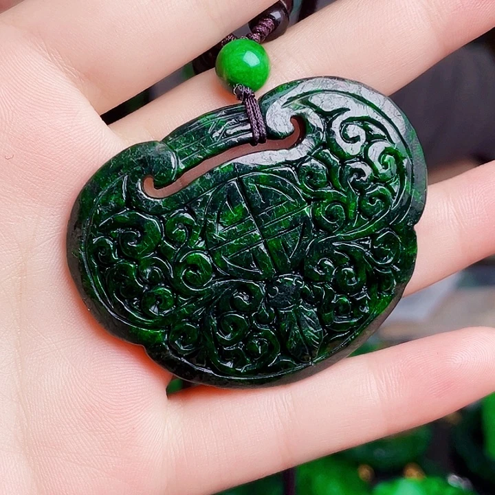 翡翠未镶嵌颈饰多样性