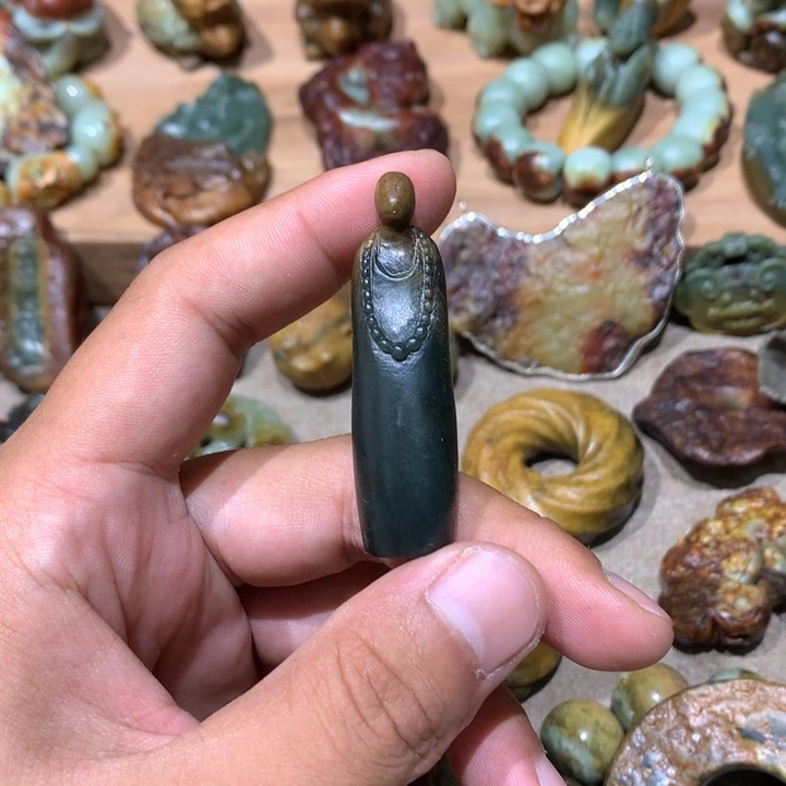 未镶嵌岫岩河磨玉（透闪石质玉）挂件