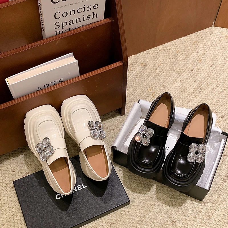 8cm小个子厚底单鞋女2025春秋懒人松糕鞋水钻漆皮白色高跟小皮鞋