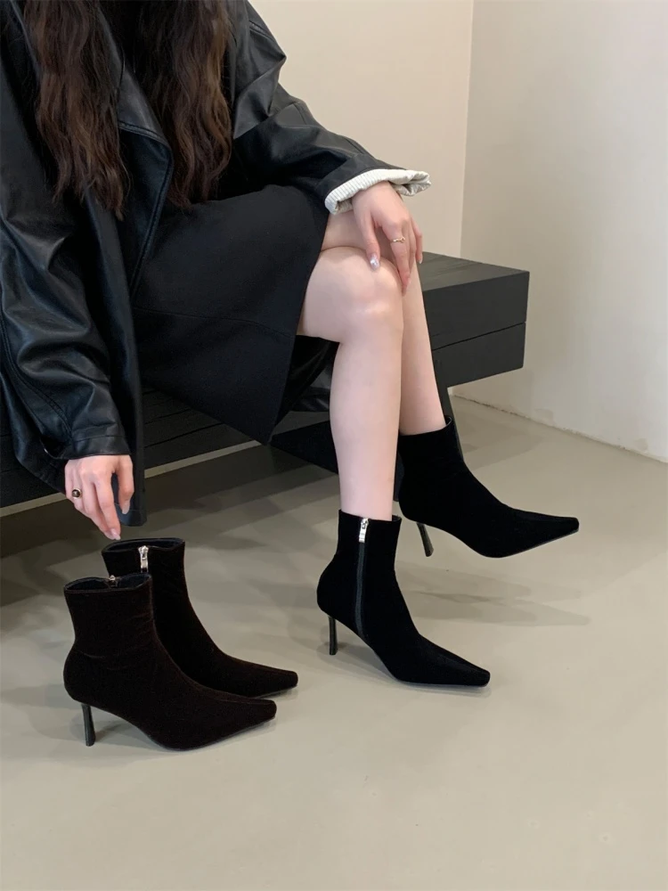 黑色绒面侧拉链高跟短靴女2025秋冬新款尖头细跟百搭短筒时装单靴
