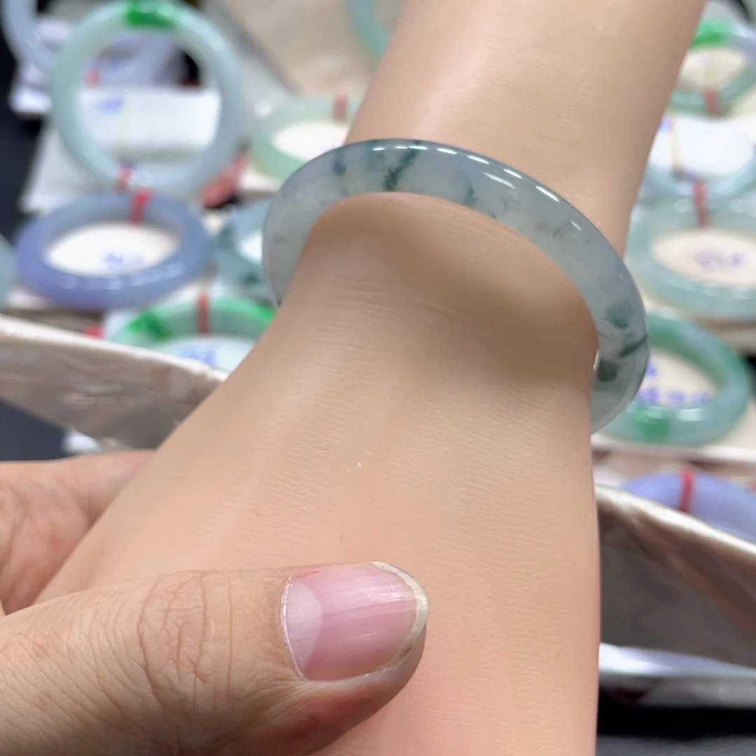 翡翠手镯未镶嵌翡翠