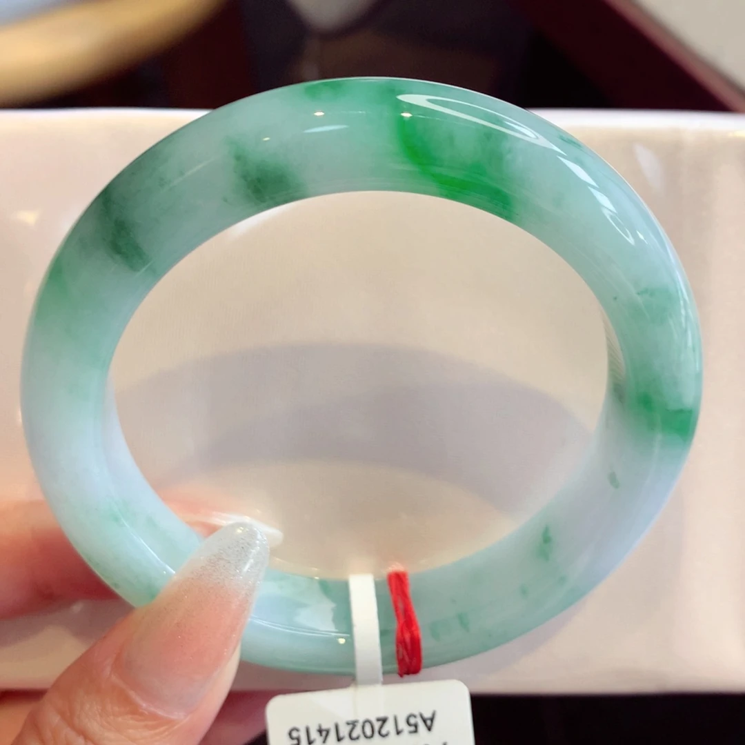 未镶嵌手镯翡翠57圈牛奶底飘绿花（15号）