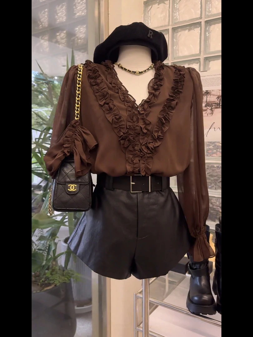设计感荷叶边V领长袖衬衫+黑色短裤搭配时尚一整套装2025新款女装
