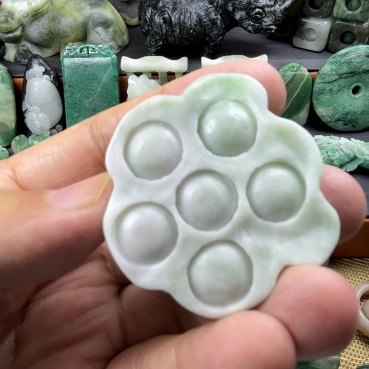 独山玉未镶嵌珠宝半成品有瑕疵