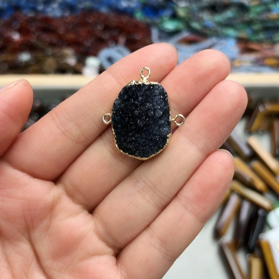 玛瑙/玉髓未镶嵌珠宝半成品黑晶牙三吊一颗