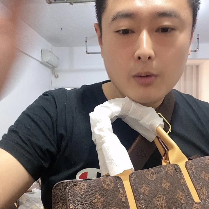 黄牛皮（革）鳄鱼皮（革）犏牛皮（革）