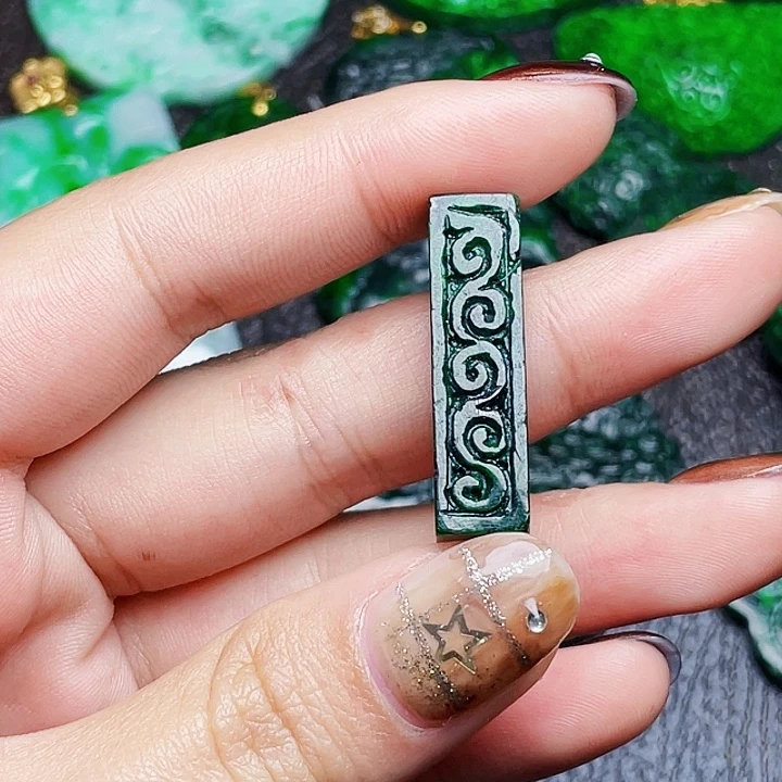 翡翠未镶嵌颈饰多样性